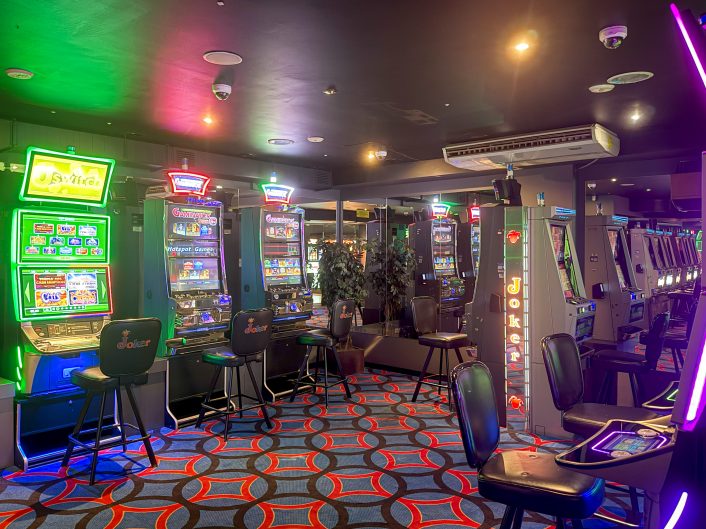 sporta bārs – spēļu zāle Tilta ielā 8